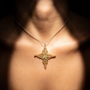 MH Gioielli COLLANA CON CIONDOLO CROCE ALI DI FUOCO