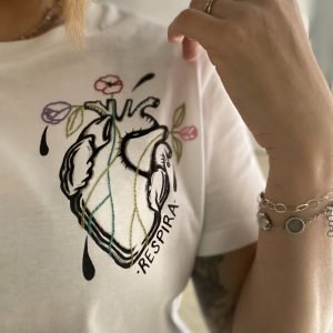 T-shirt “RESPIRA” dipinta e ricamata a mano (1)